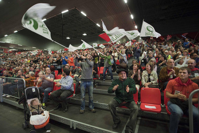 Miles de simpatizantes de Bildu durante un mitin de campaña donde la coalición  abertzale  presenta su programa electoral, en el BEC de Barakaldo.