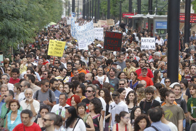 Miles de 'indignados' toman la calle en Sevilla
