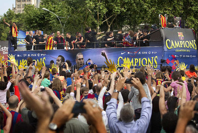 El autocar de los campeones de Europa, ayer en el cruce de la calle Aragón y el Paseo de Gràcia, entre el marasmo de aficionados.
