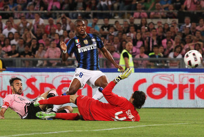 Eto'o marca el primer gol del partido superando la salida de Sirigu.