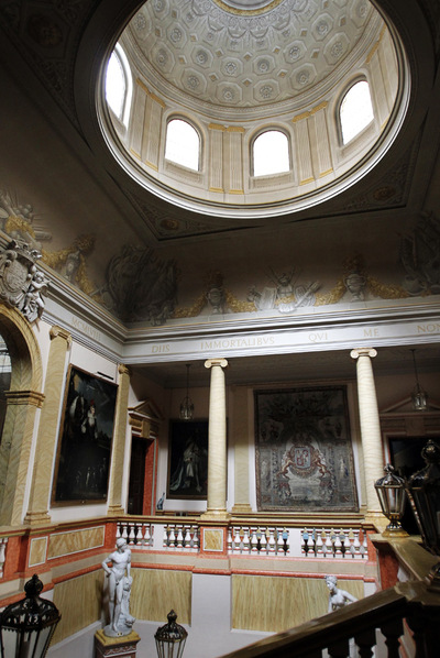 Escalinata que conduce a la primera planta del palacio de Liria.