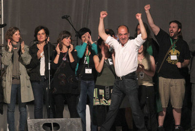 Martin Garitano, candidato de Bildu a diputado general de Guipúzcoa, saluda eufórico la noche electoral del 22-M en el frontón de Anoeta.