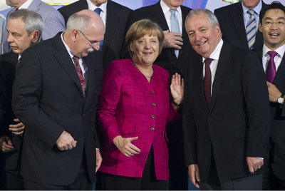 Angela Merkel conversa con los presidentes de la Comisión de Ética para el Suministro Seguro de Energía, Matthias Kleiner (izquierda) y Klaus Töpfer (segundo por la derecha). Al lado de este último, el ministro de Economía, el liberal Philipp Rösler.rn)rnUno de los reactores afectados por el tsunami en Fukushima.