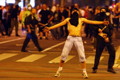 Un seguidor del exgeneral acusado de genocidio, Ratko Mladic, provocan a la policía antidisturbios durante una manifestación organizada por el ultranacionalista Partido Radical Serbio, frente al edificio del Parlamento, el 29 de mayo de 2011 en Belgrado.