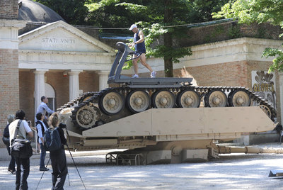 Instalación de los artistas Jennifer Allora y Guillermo Calzadilla, a las puertas del pabellón de EE UU, en la Bienal de Venecia.