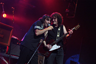 Iñaki Fernández y Patacho (tocando la guitarra), dos de los integrantes de Glutamato Ye-yé.