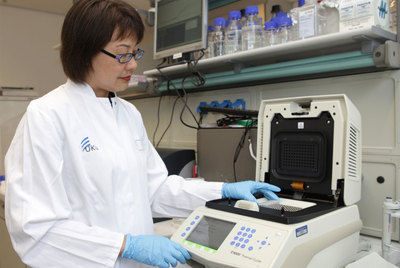 Una enfermera realiza pruebas para detectar la bacteria  E. coli. 