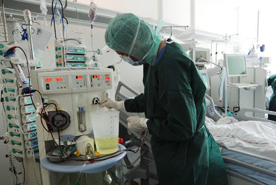 Enfermeras de la clínica universitaria de Hamburgo cuidan de los afectados por el brote de  E. coli. 