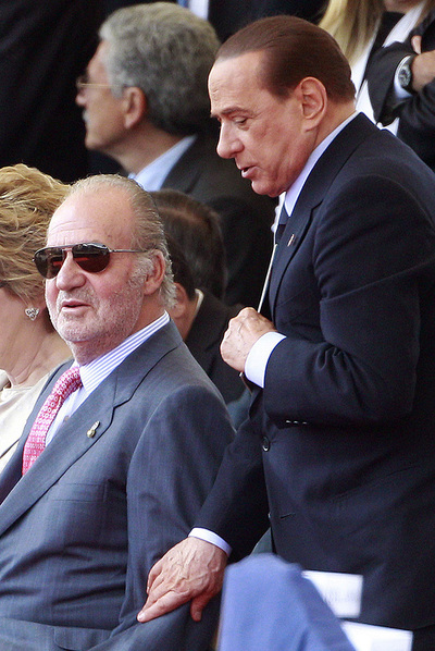 EL SALUDO AMISTOSO DE BERLUSCONI