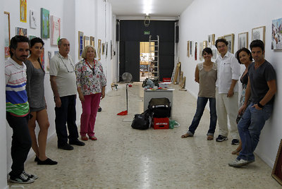 Algunos de los artistas y fundadores de Elbutrón, ayer durante el montaje de la muestra   Me & my friends  .
