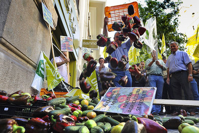 PEPINOS EN EL CONSULADO ALEMÁN