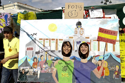 Dos jóvenes posan mientras los acampados en Sol siguen debatiendo su destino.