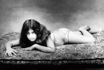 Una de las obras que integran la exposición fotográfica  Cámara Ardiente: prostitutas de Fernell Franco. 