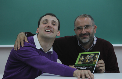 Iago Santalla y Manuel Rivero posan con el libro  El límite del potencial humano , en la Universidad de Deusto.