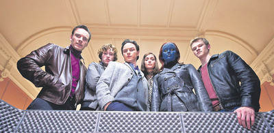  Escuela de  muties  novatos: Michael Fassbender (Magneto), Caleb Landry Jones (Banshee), James McAvoy (profesor Xavier), Rose Byrne (Moira MacTaggert), January Jones (Reina Blanca) y Lucas Till (Havok). 