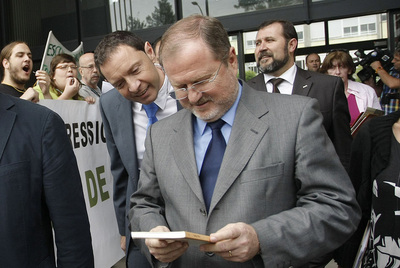 Alejandro Font de Mora fue recibido con pancartas, pitos y abucheos después de inaugurar una biblioteca, ayer en Vila-real.