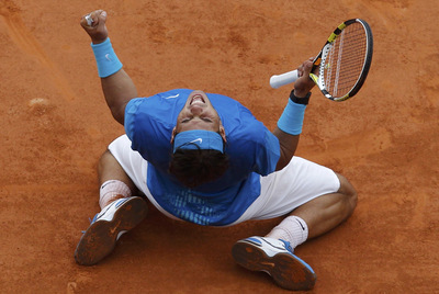 Nadal celebra, sobre la tierra de París, su victoria ante Murray en semifinales.