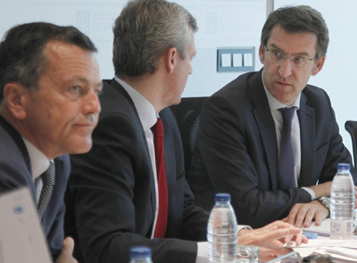 Feijóo (a la derecha) habla con Alfonso Rueda (centro) en el Consello. A la izquierda, Agustín Hernández.