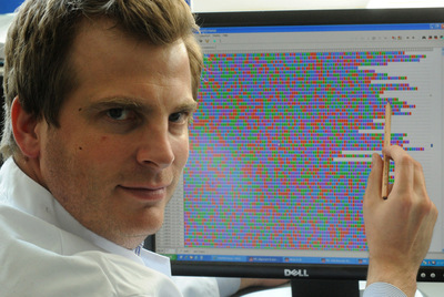 El bacteriólogo Holger Rohde muestra el genoma descifrado de la  E. coli. 