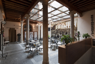 Patio del hotel Los V Linajes en Arévalo.