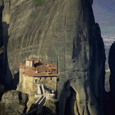 Uno de los cinematográficos monasterios de Meteora, encaramado a la roca en la ciudad de Kalambaka.