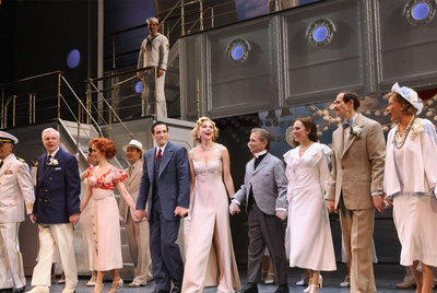 El reparto de  Anything Goes  (Todo vale) saluda al público el día de su estreno en el teatro Stephen Sondheim de Nueva York.