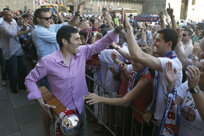 El Obradoiro celebra la hazaña con sus fieles