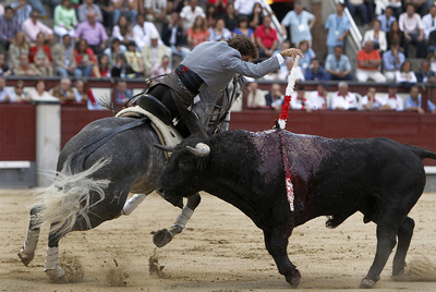 Pablo Hernández de Mendoza pone un par de banderillas a su primer toro de la tarde.