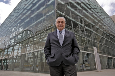 El presidente de Feria Valencia, Alberto Catalá, posa ante uno de los edificios del complejo.