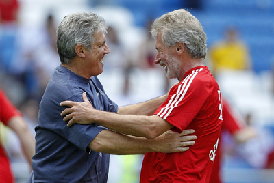 Santillana y Breitner se saludan y recuerdan   su   Madrid de los años setenta.