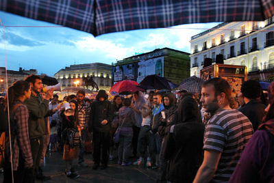 Participantes en la asamblea celebrada anoche en la Puerta del Sol.