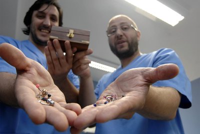 Los osteópatas Josito Represas y Jorge Méndez muestran  piercings  en su clínica de A Coruña.