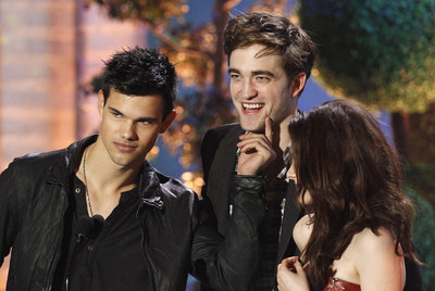 Taylor Lautner, Robert Pattinson y Kristen Stewart, en la gala de los premios MTV.