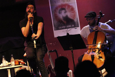 Scott Matthew (a la izquierda) durante su actuación en el Bogui Jazz.