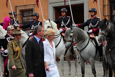 El alcalde, Alberto Ruiz-Gallardón, entregó ayer las Llaves de Oro de la ciudad a la gobernadora general de Australia, Quentin Bryce, con la que pasó revista al escuadrón montado de la Policía Municipal.