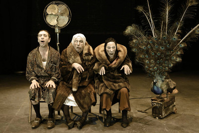 Los integrantes de La Zaranda interpretan  Nadie lo quiere creer. La patria de los espectros,  en el Teatro Español hasta el 26 de junio.