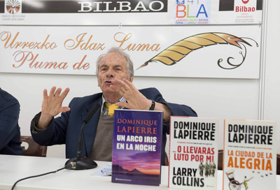 El escritor Dominique Lapierre, ayer, en la Feria del Libro de Bilbao.