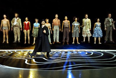 La compañía durante uno de los ensayos de  La muntanya al teu voltant. 