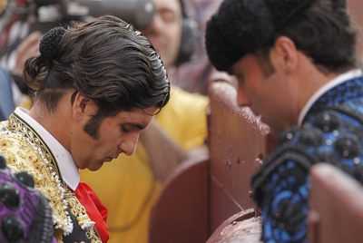 Morante de la Puebla (izquierda), con un miembro de su cuadrilla.