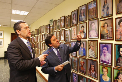 El director artístico de la ABAO, Jon Paul Laka (a la izquierda), y su director, Juan Carlos Matellanes, ayer, ante las fotografías de las estrellas de la ópera que decoran la sede de la asociación bilbaína.rnArantxa Urretabizkaia . 