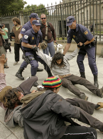 El 15-M lleva sus protestas ante el Gobierno gallego