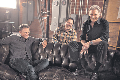  Jon Favreau, en un descanso de rodaje, escoltado por Daniel Craig y Harrison Ford.  