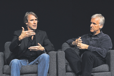  Michael Bay debatiendo recientemente con James Cameron en un encuentro en Los Ángeles. 