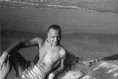 Luis Cernuda (Sevilla, 1902-Ciudad de México, 1963), en Acapulco en 1950.