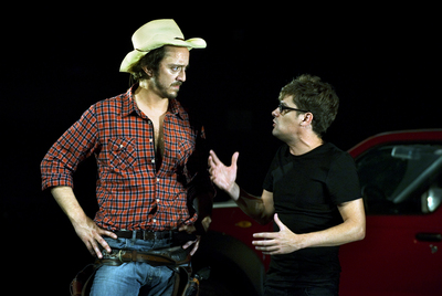 Escena de  The End   (un  narco-mex-spaghetti-western  teatral),  de Àlex Rigola, en el Lliure.