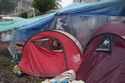 Indignados bajo la lluvia, con la vista puesta en el Parlament