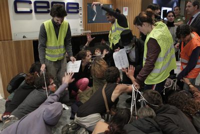 INDIGNADOS CON EL GOBIERNO Y LA PATRONAL