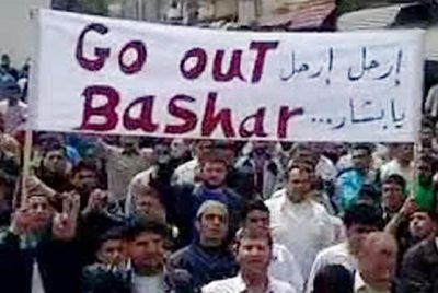 Una captura de vídeo muestra a decenas de ciudadanos pidiendo la marcha del presidente sirio en Tal Kalakh.