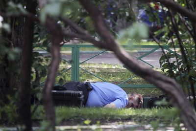 El cuerpo del excoronel Yuri Budánov, poco después de ser tiroteado en una calle de Moscú.