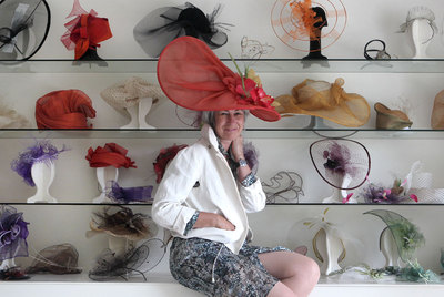 Candela Cort, con una de sus creaciones en su  showroom , en el distrito de San Blas.